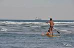 Standup paddle em família na praia de Ibiraquera, em Imbituba, litoral sul de Santa Catarina